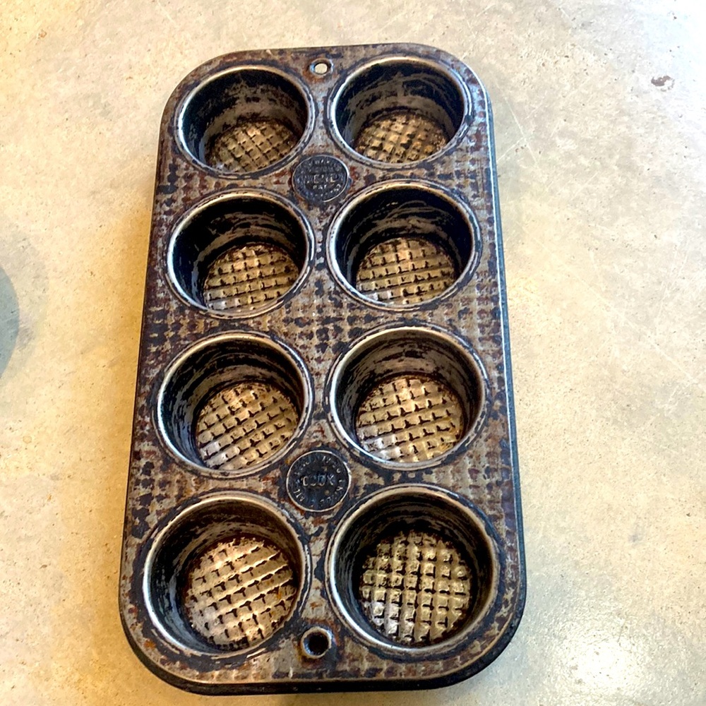 Ovenex antique metal mini Muffin Pan with 8 Cups
